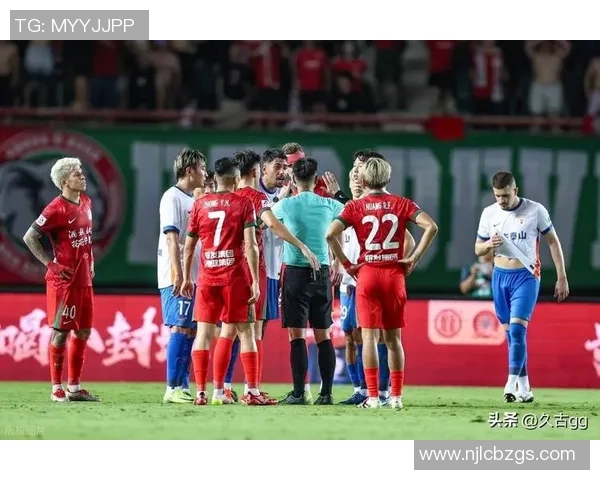 中国足球球星因不满判罚愤怒扔鞋事件引发广泛关注和热议