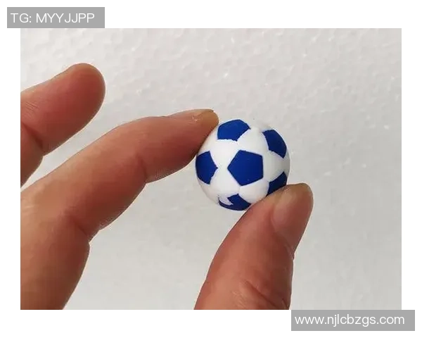 足球球星手办球门主题创意收藏展示与热血竞技氛围营造